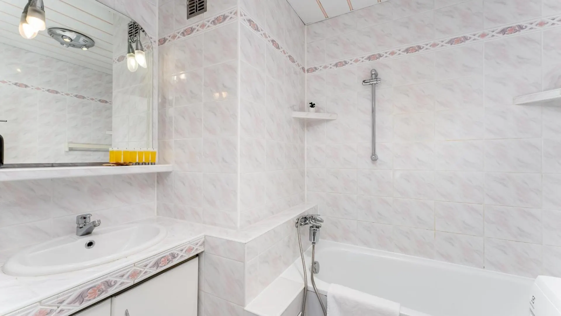 Park Zakrzowek Spacious Apartment Krakow 0*,  Poland